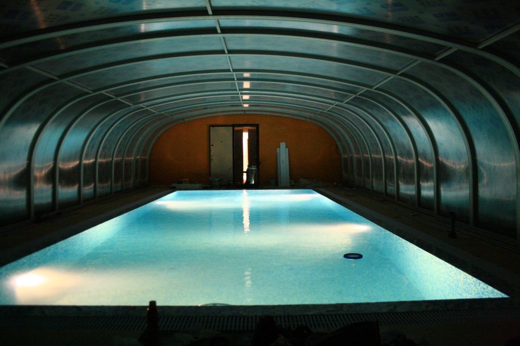 Подводное освещение в бассейне